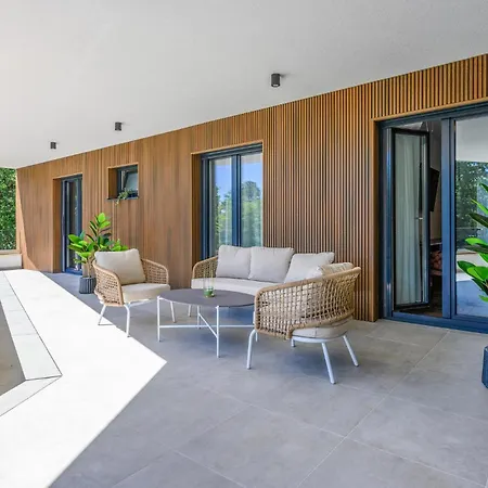 Nyaraló Luxurious In Šišan